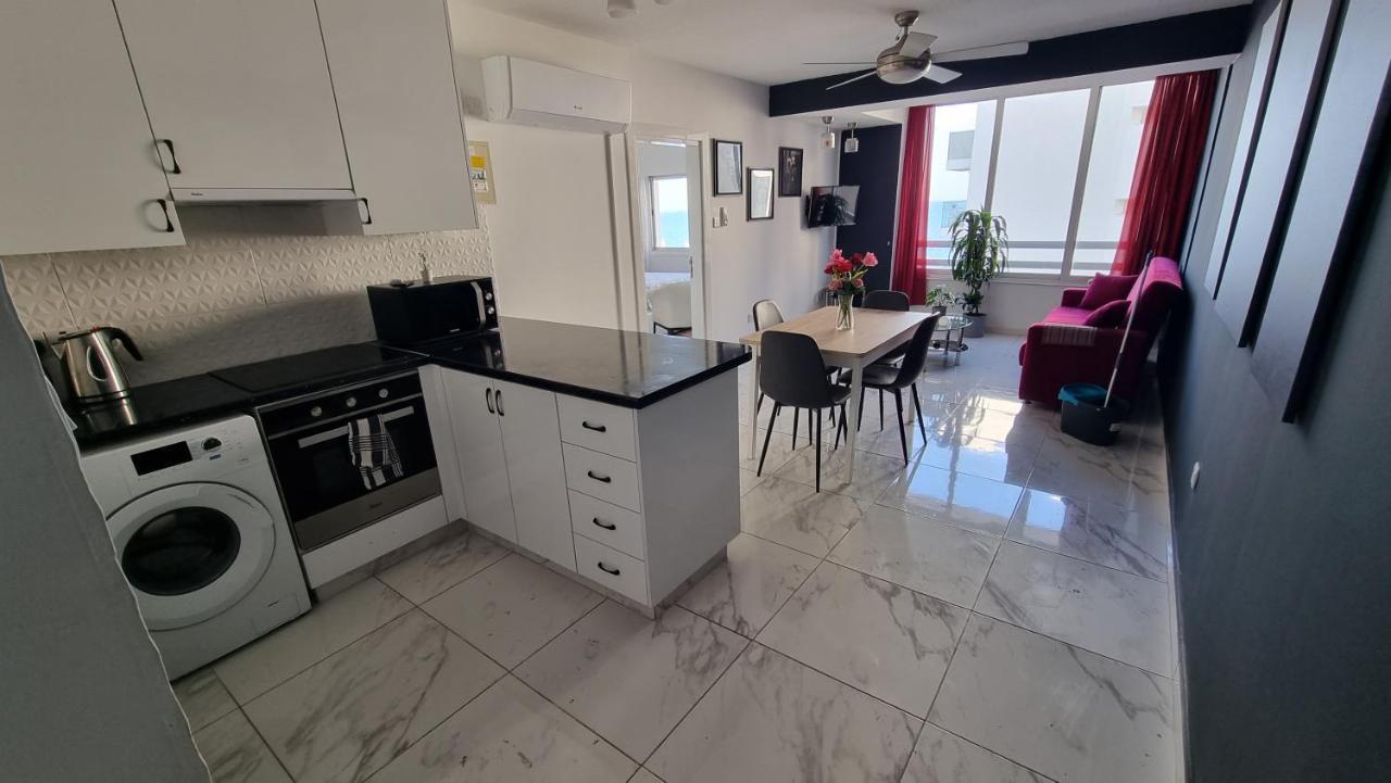 Apartment Stylish W/ Sea View + Pool + 200mbit