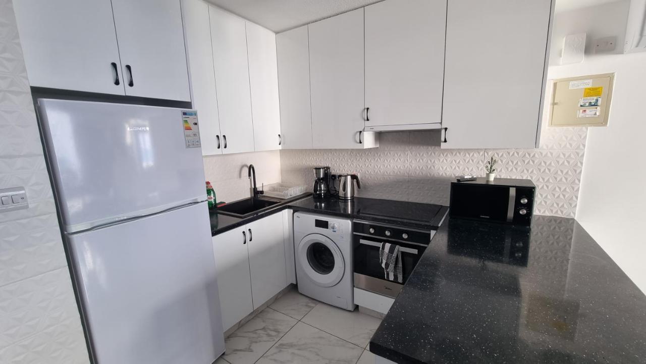 Apartament Stylish W/ Sea View + Pool + 200mbit Larnaca