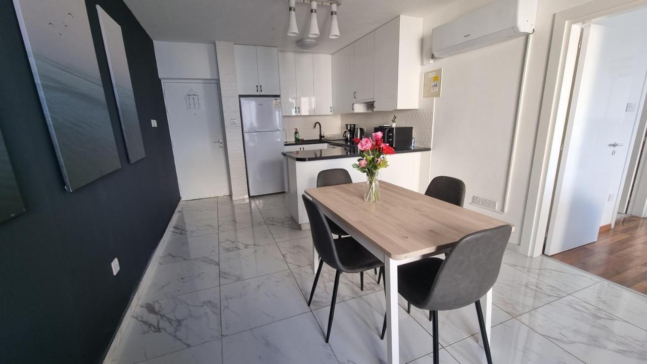 Stylish W/ Sea View + Pool + 200mbit Apartament Larnaca